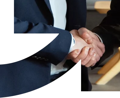 Apretón de manos entre un asesor de Gaviria Real Estate y un cliente
