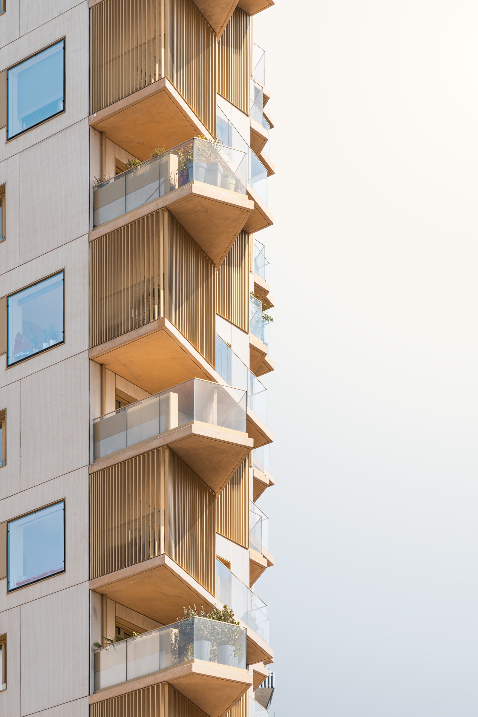 Edificio moderno para formulario Somos GRE